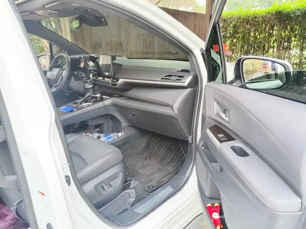 Toyota Granvia 2.5L Hybrid Premium PLUS 2025 — фото 12