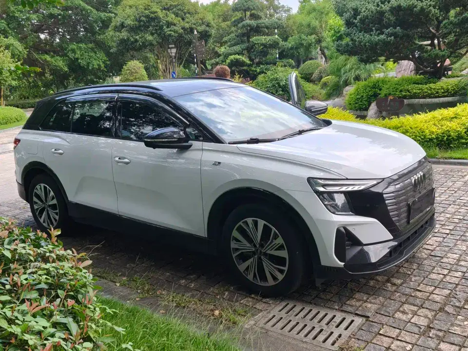 Audi Q5 e-tron 40 e-tron Starlight Mech Suit 2023