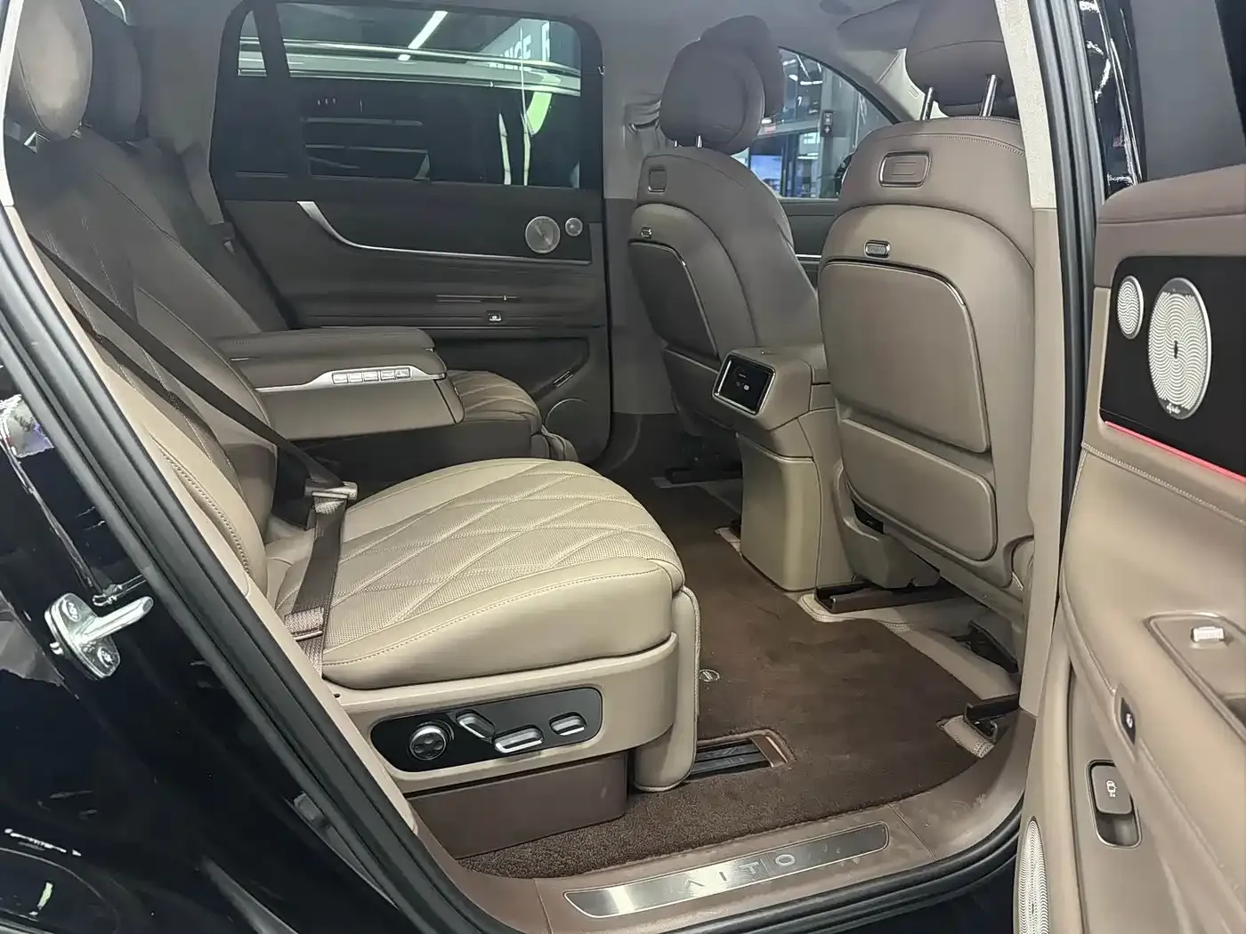 AITO Wenjie AITO M9 Extended Range Ultra 52kWh 4-Seater 2025 — фото 10