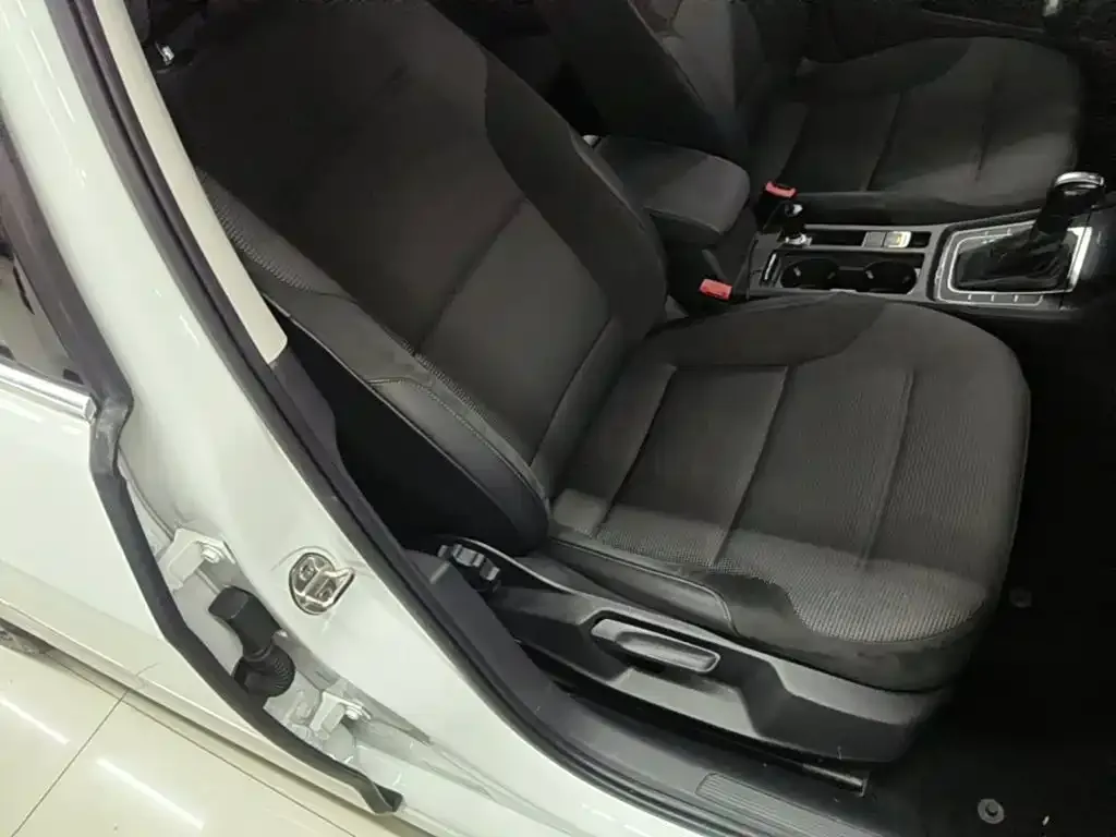 Volkswagen Golf 1.6L Auto Comfort (China V) 2019 — фото 24