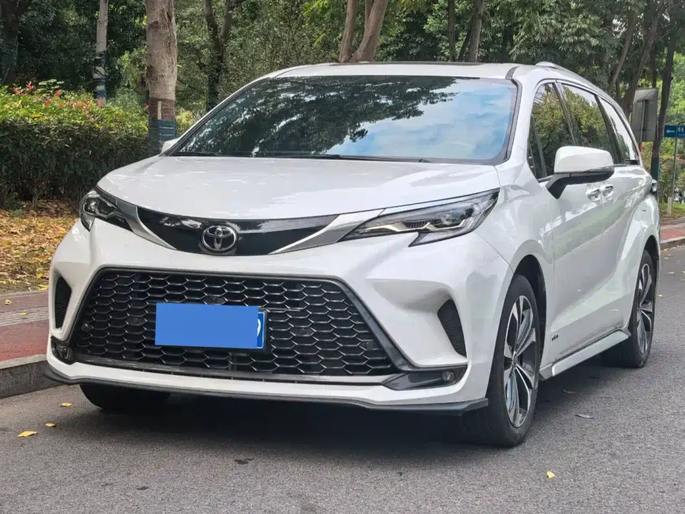 Toyota Granvia 2.5L Hybrid Premium PLUS 2024