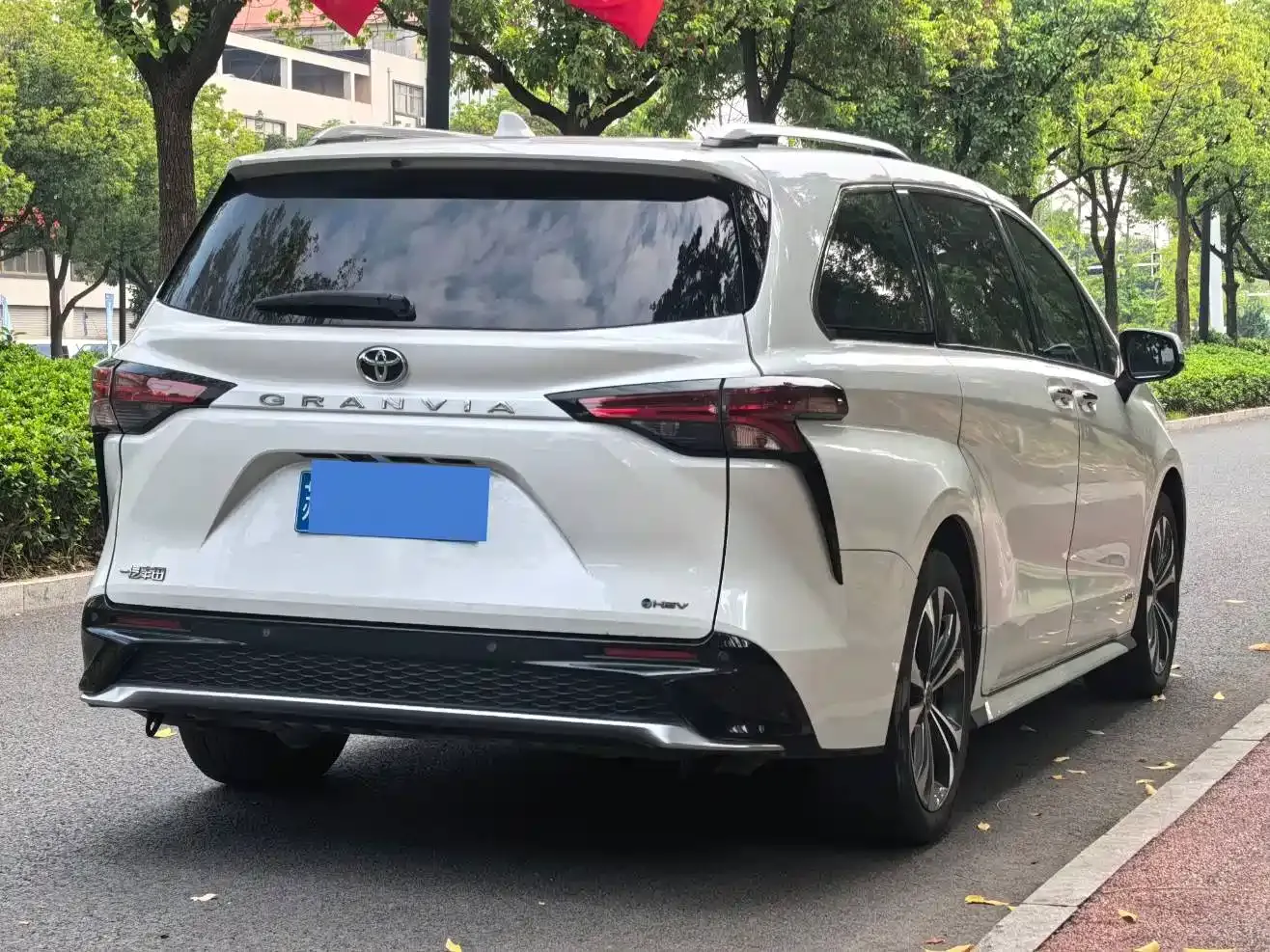 Toyota Granvia 2.5L Hybrid Premium PLUS 2024 — фото 4