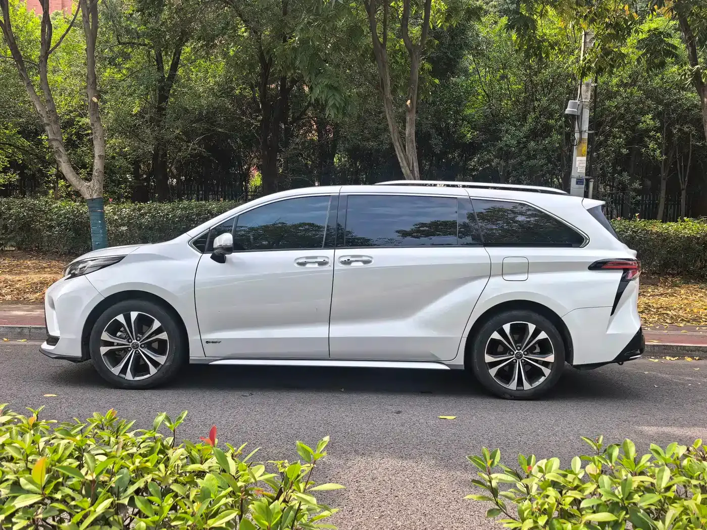 Toyota Granvia 2.5L Hybrid Premium PLUS 2024 — фото 5