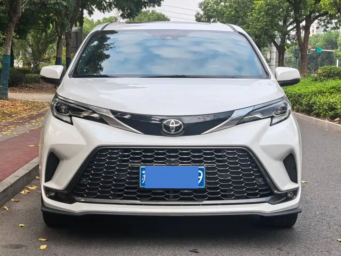 Toyota Granvia 2.5L Hybrid Premium PLUS 2024 — фото 2