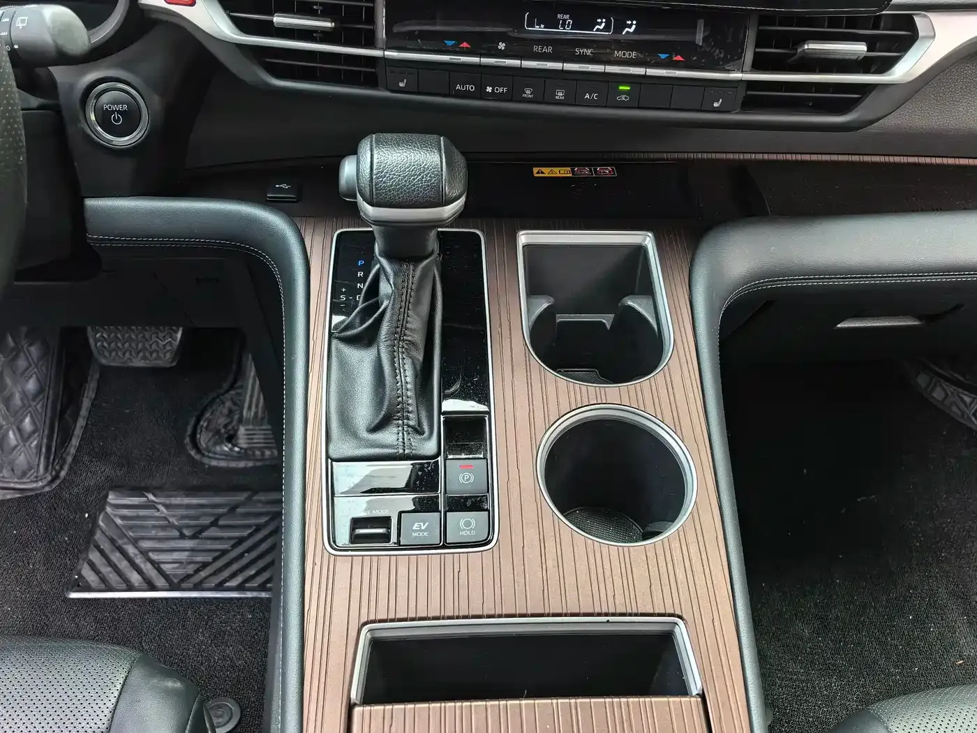 Toyota Granvia 2.5L Hybrid Premium PLUS 2024 — фото 14