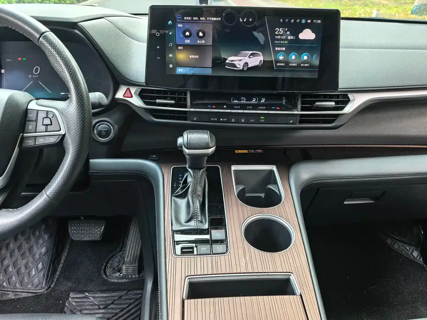Toyota Granvia 2.5L Hybrid Premium PLUS 2024 — фото 13
