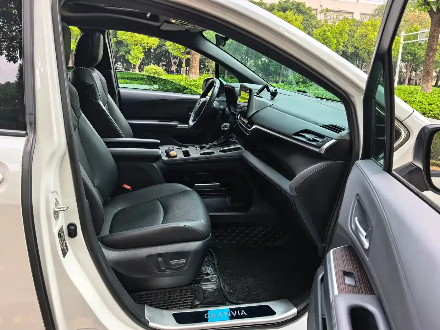 Toyota Granvia 2.5L Hybrid Premium PLUS 2024 — фото 10