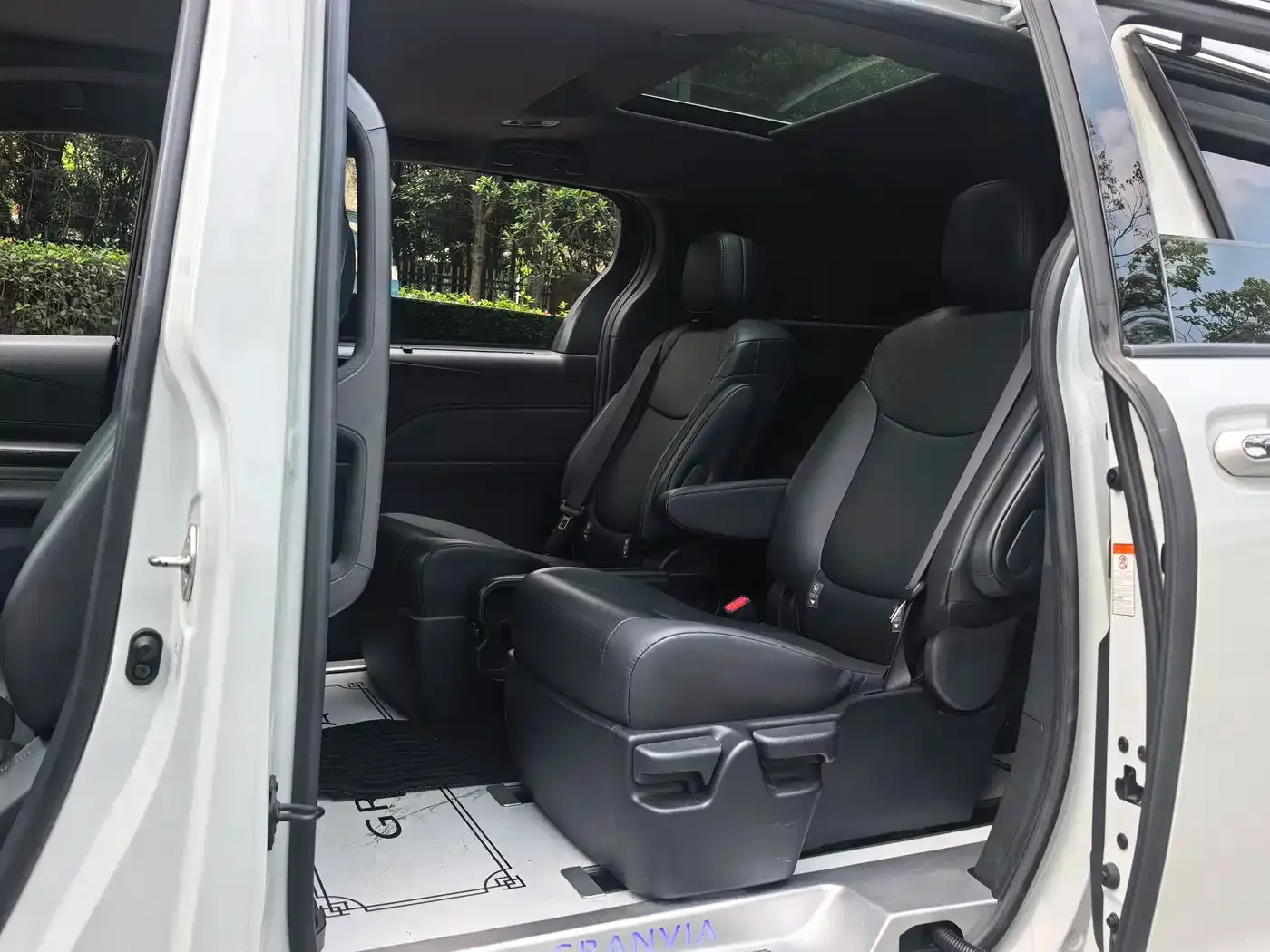 Toyota Granvia 2.5L Hybrid Premium PLUS 2024 — фото 8