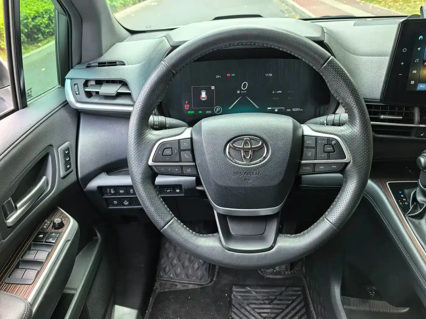 Toyota Granvia 2.5L Hybrid Premium PLUS 2024 — фото 11
