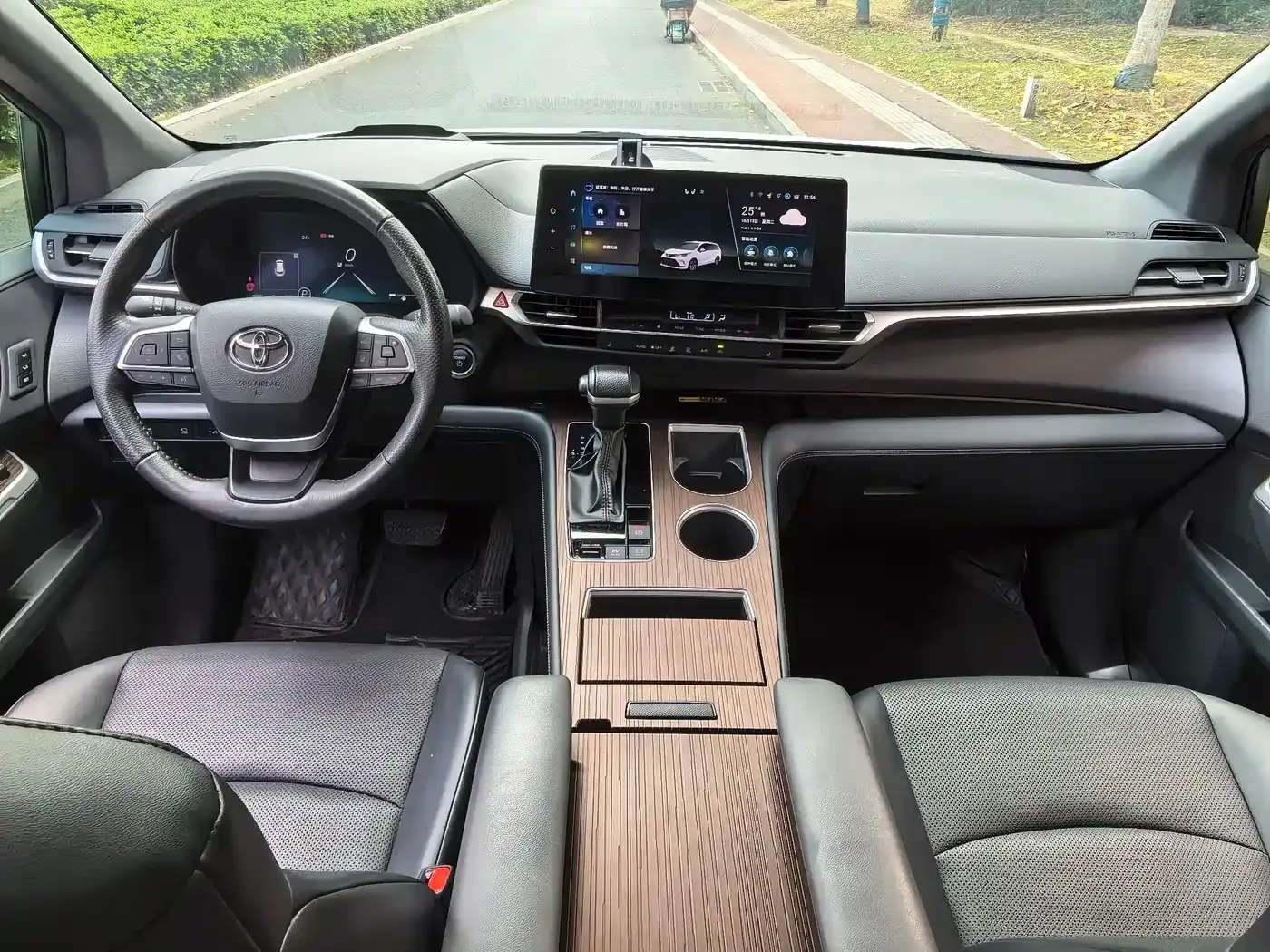 Toyota Granvia 2.5L Hybrid Premium PLUS 2024 — фото 12