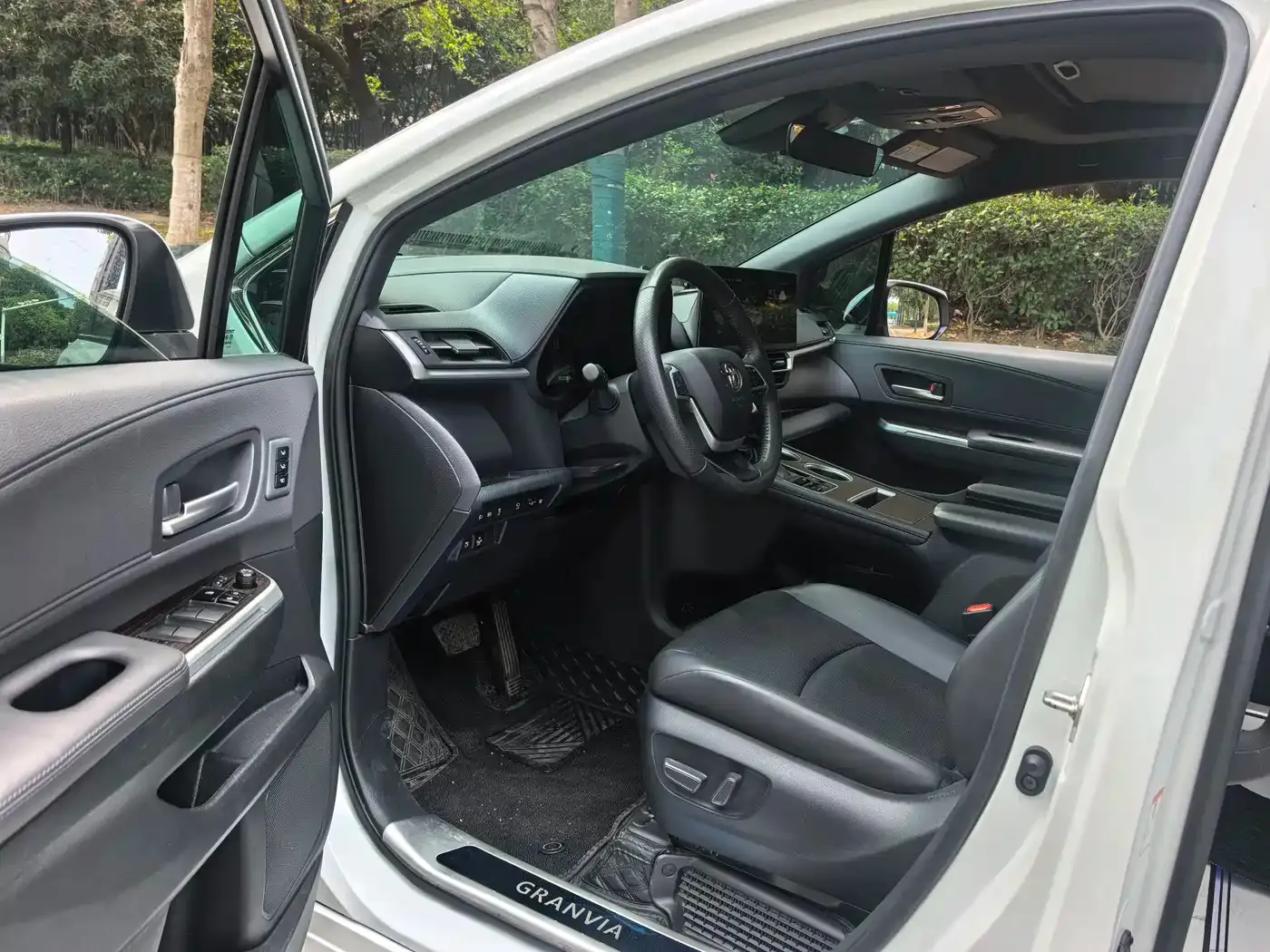 Toyota Granvia 2.5L Hybrid Premium PLUS 2024 — фото 7