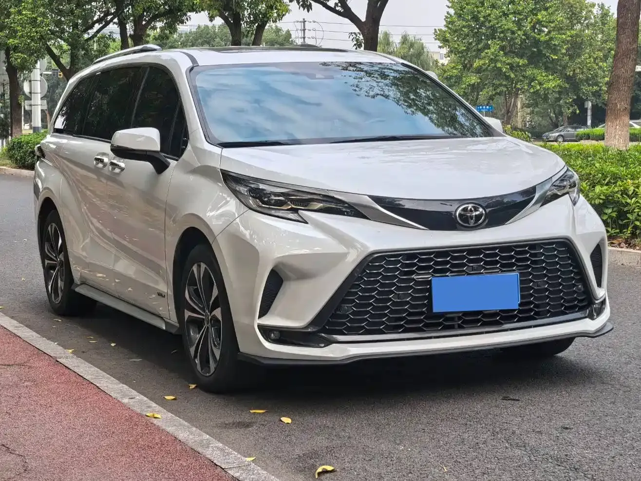 Toyota Granvia 2.5L Hybrid Premium PLUS 2024 — фото 3