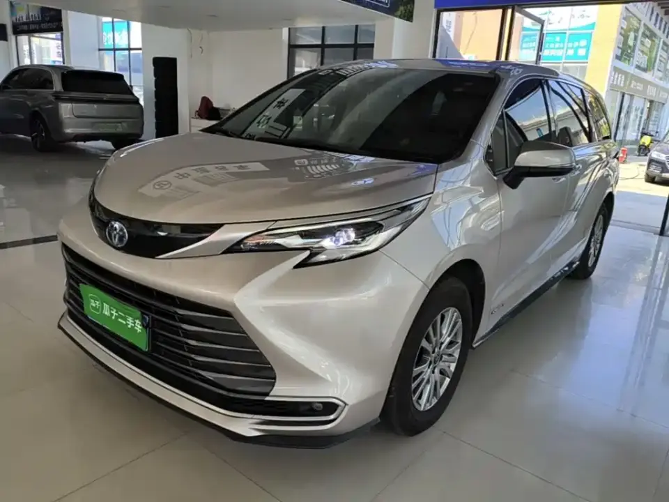 Toyota Sienna 2.5L Hybrid Luxury Edition 2023