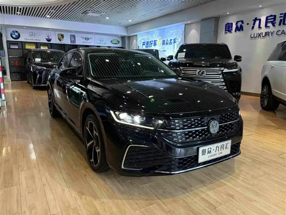 Volkswagen Passat 330TSI Starlight Elite Edition 2024