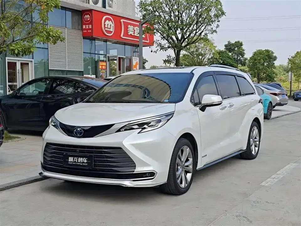 Toyota Sienna 2.5L Hybrid Premium Edition 2023
