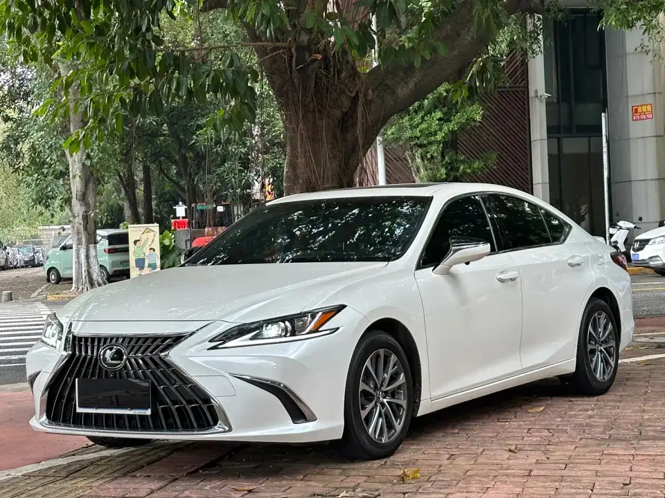 Lexus ES 300h Excellence Edition 2024