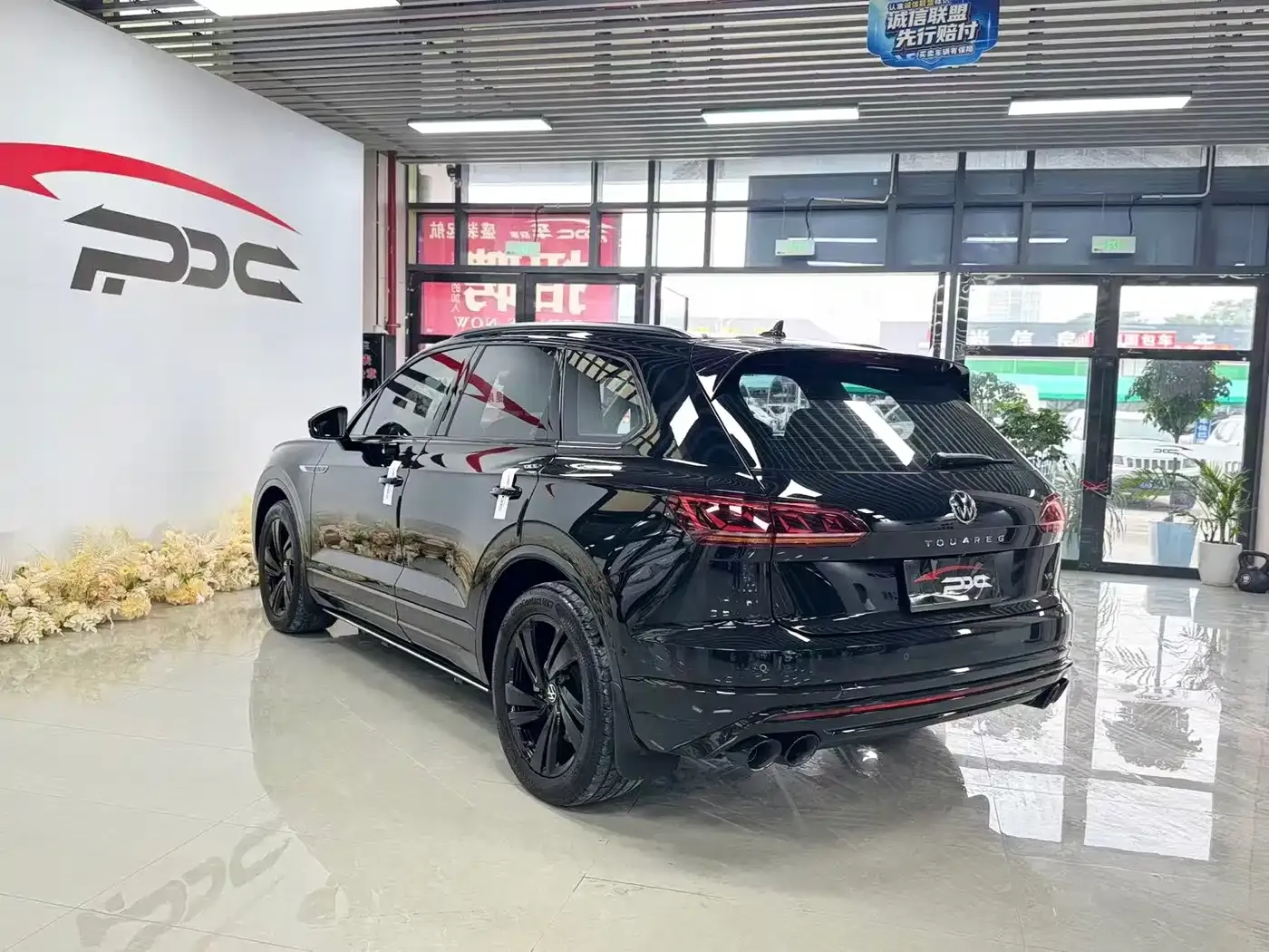 Volkswagen Touareg 3.0TSI R-Line Black Sports Package 2023 — фото 14
