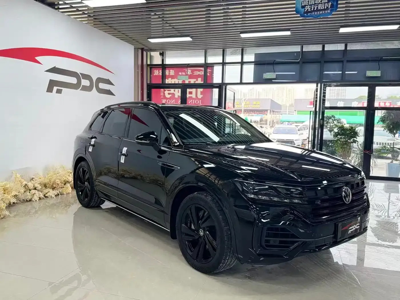 Volkswagen Touareg 3.0TSI R-Line Black Sports Package 2023 — фото 4