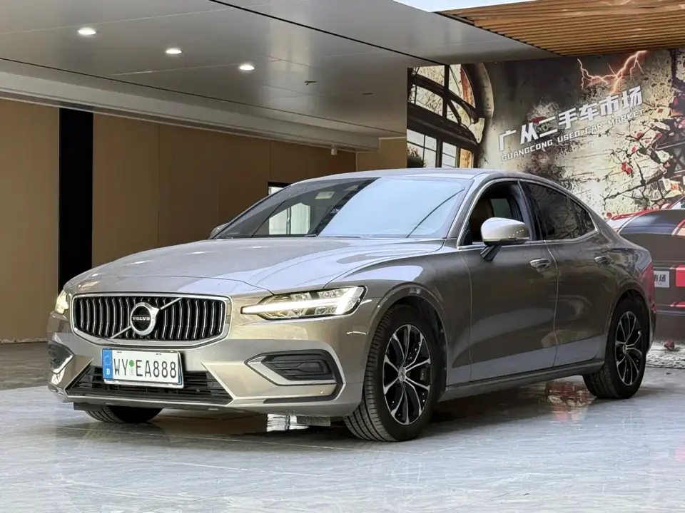 Volvo S60 T4 Momentum Luxury Edition 2020