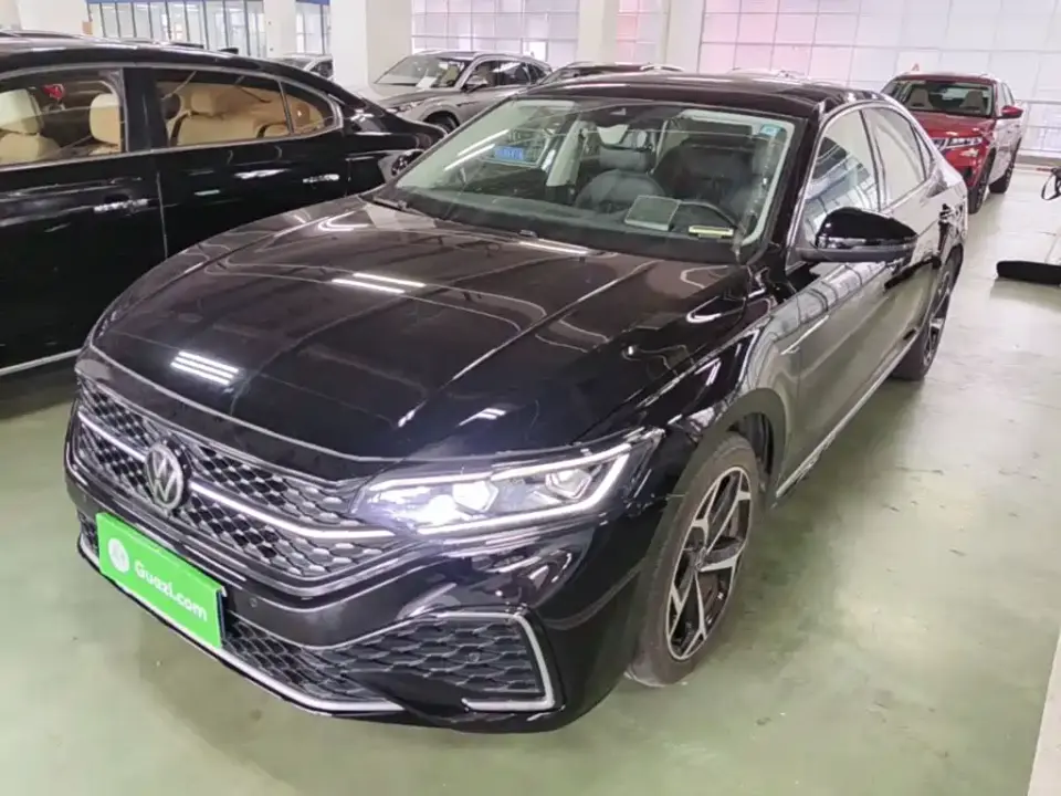 Volkswagen Passat 330TSI Starlight Luxury Edition 2022