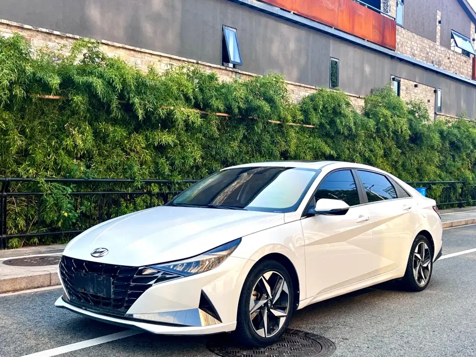 Hyundai Elantra 1.5L CVT LUX Premium Edition 2022
