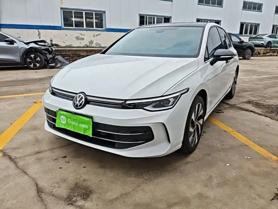 Volkswagen Golf Facelift 300TSI Pro 2025