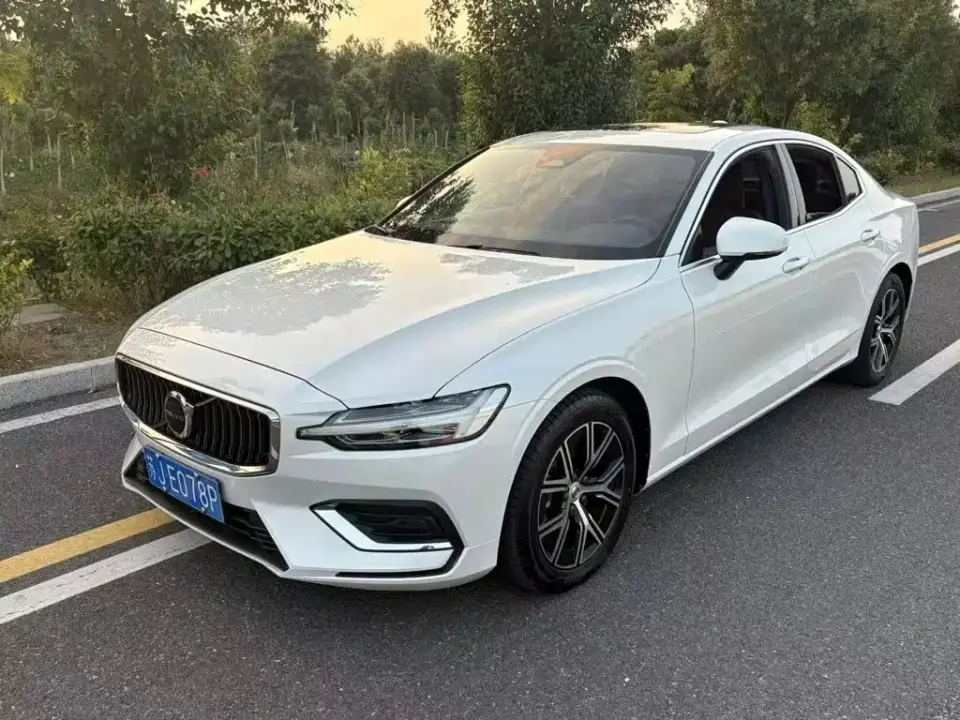Volvo S60 B4 Smart Luxury Edition 2025