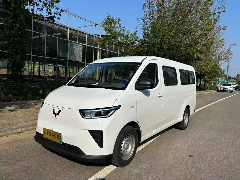 Wuling Motors Wuling Yangguang Model 330km Passenger Van Comfort Version 2026