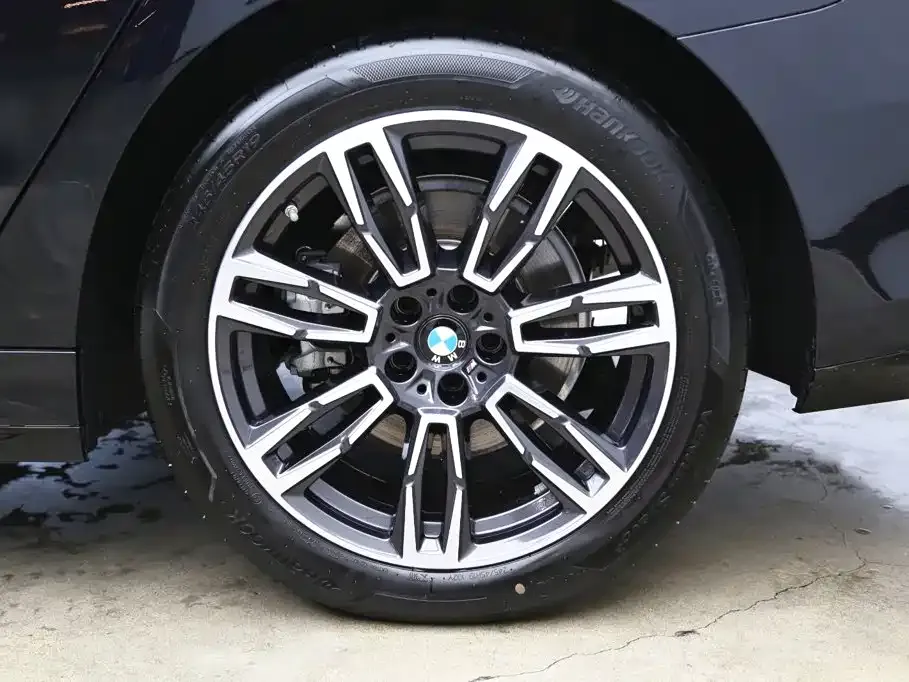 BMW 5 Series 530Li Leading M Sport Package 2025 — фото 31