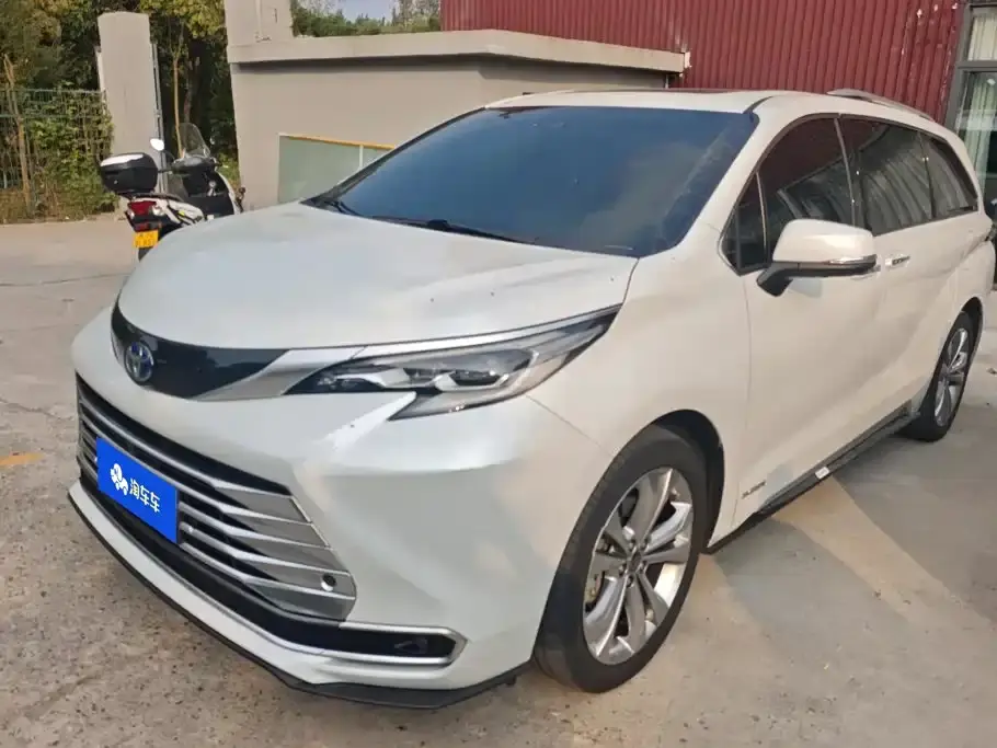 Toyota Sienna 2.5L Hybrid Platinum Edition 2023