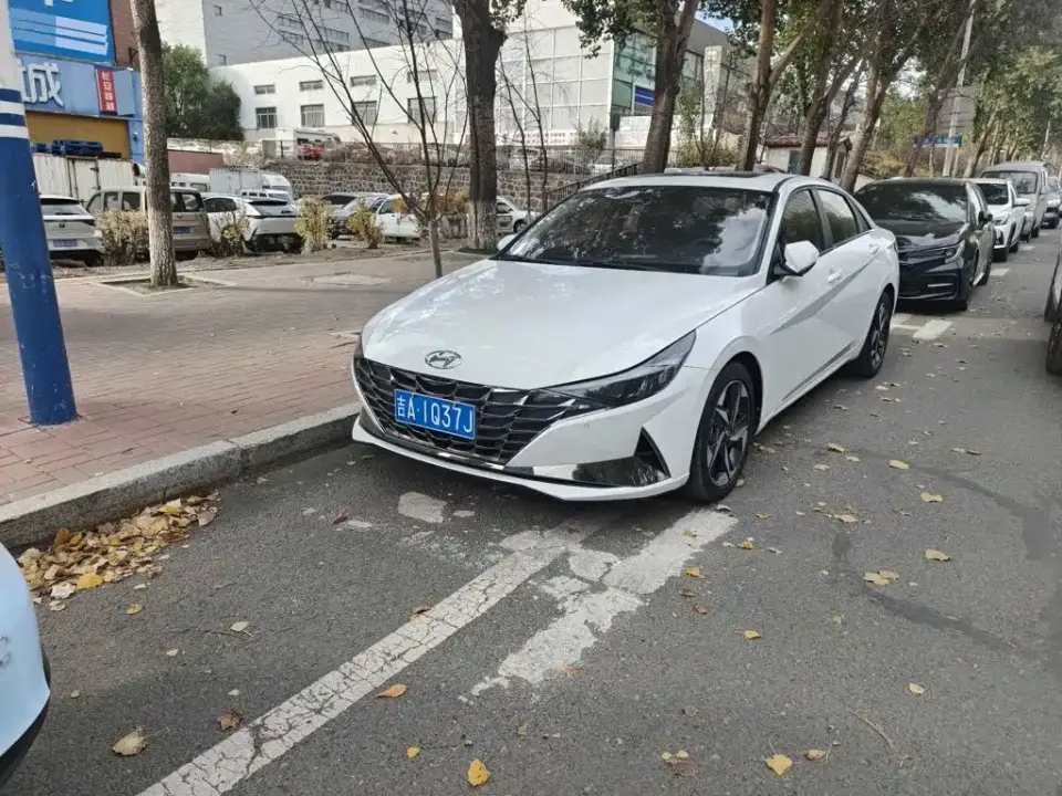 Hyundai Elantra 1.5L CVT LUX Premium Edition 2022