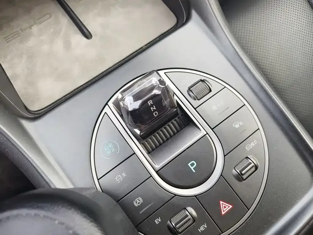 BYD Seal 05 DM-i DM-i 115KM Honor 2025 — фото 16