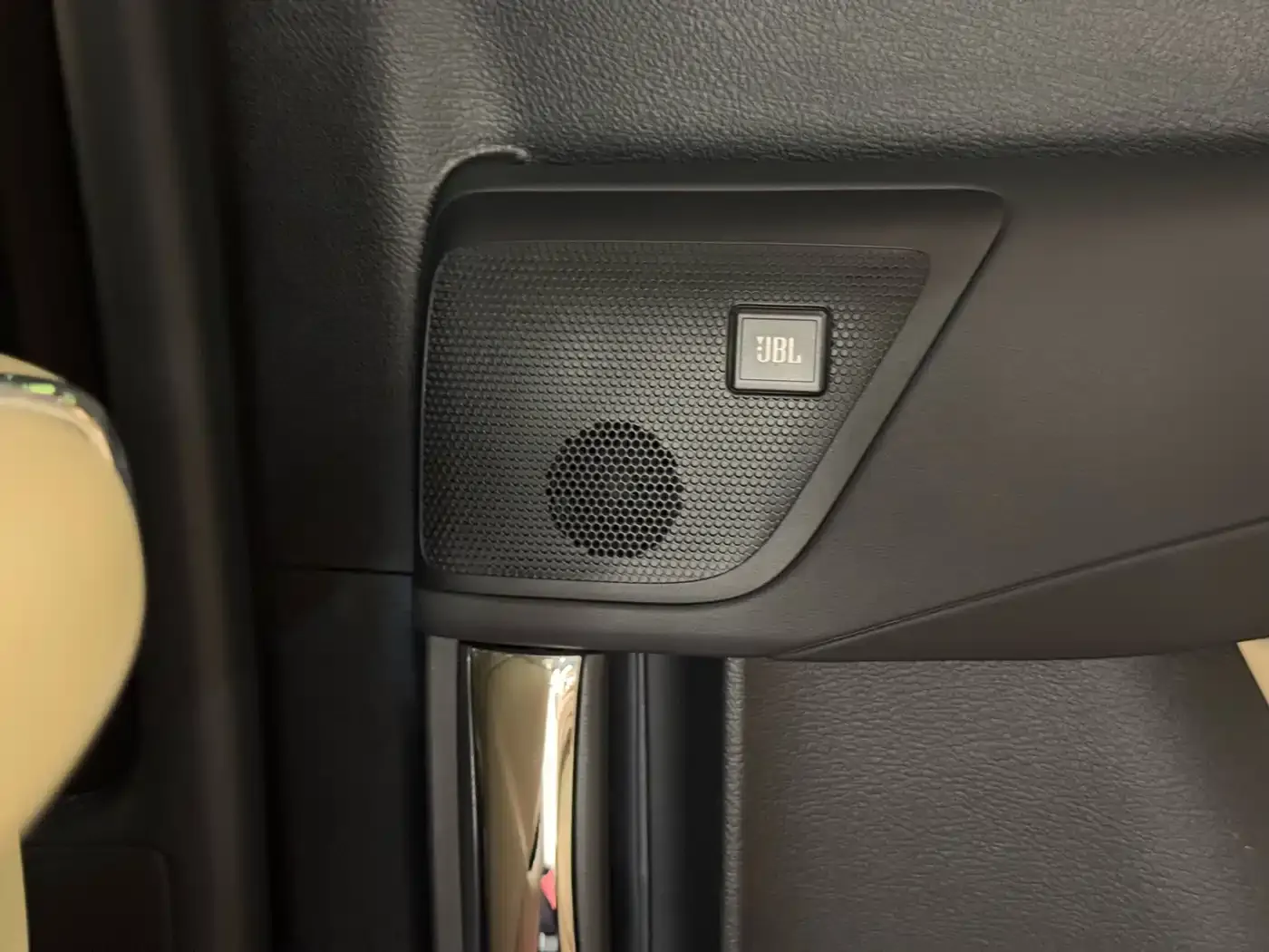 Toyota Vellfire Crown Hybrid 2.5L HV Premium Edition 2022 — фото 23