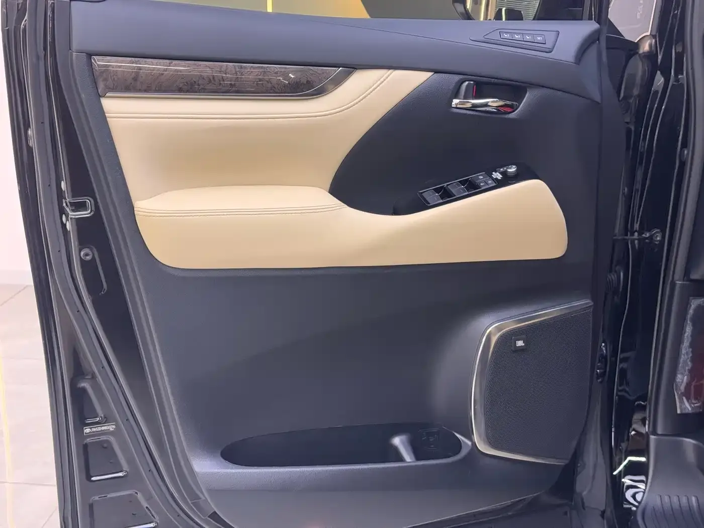 Toyota Vellfire Crown Hybrid 2.5L HV Premium Edition 2022 — фото 13
