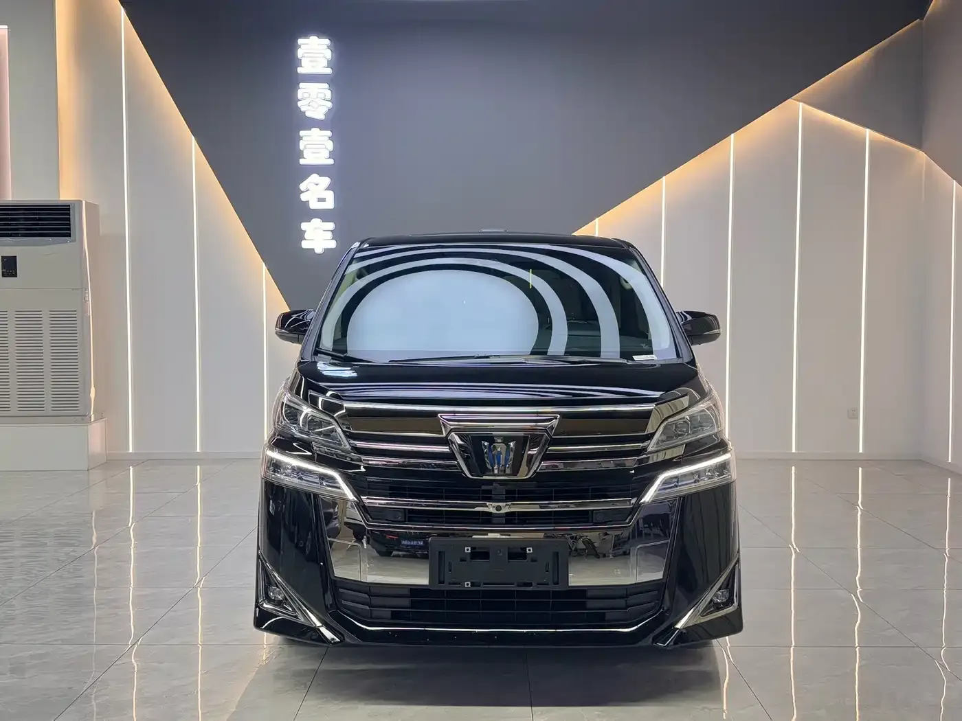 Toyota Vellfire Crown Hybrid 2.5L HV Premium Edition 2022 — фото 2