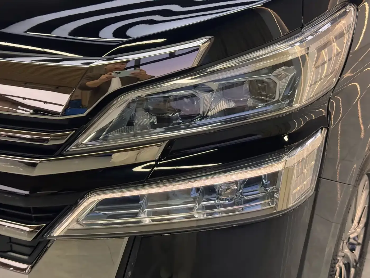 Toyota Vellfire Crown Hybrid 2.5L HV Premium Edition 2022 — фото 4