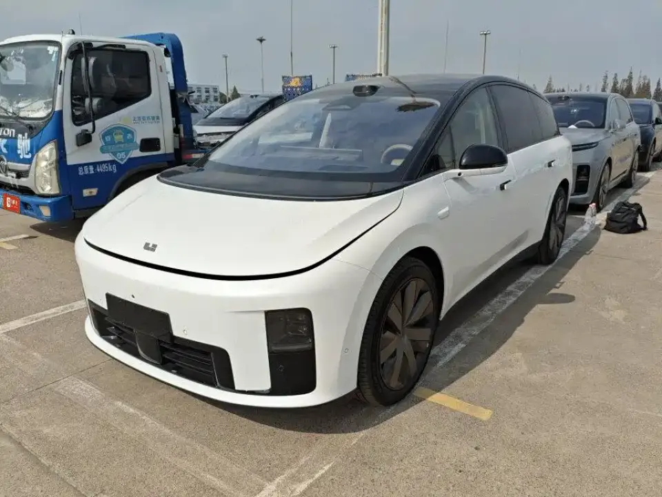 Li Auto Li i8 Standard Edition 2025