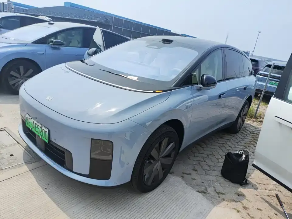 Li Auto Li i8 Standard Edition 2025