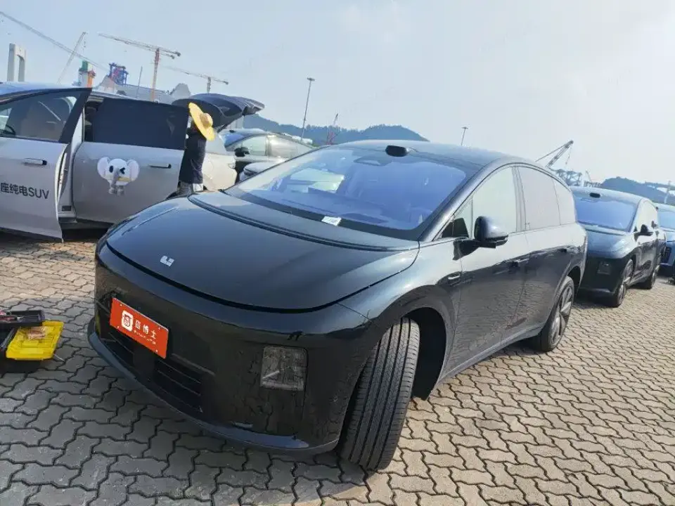 Li Auto Li i8 Standard Edition 2025