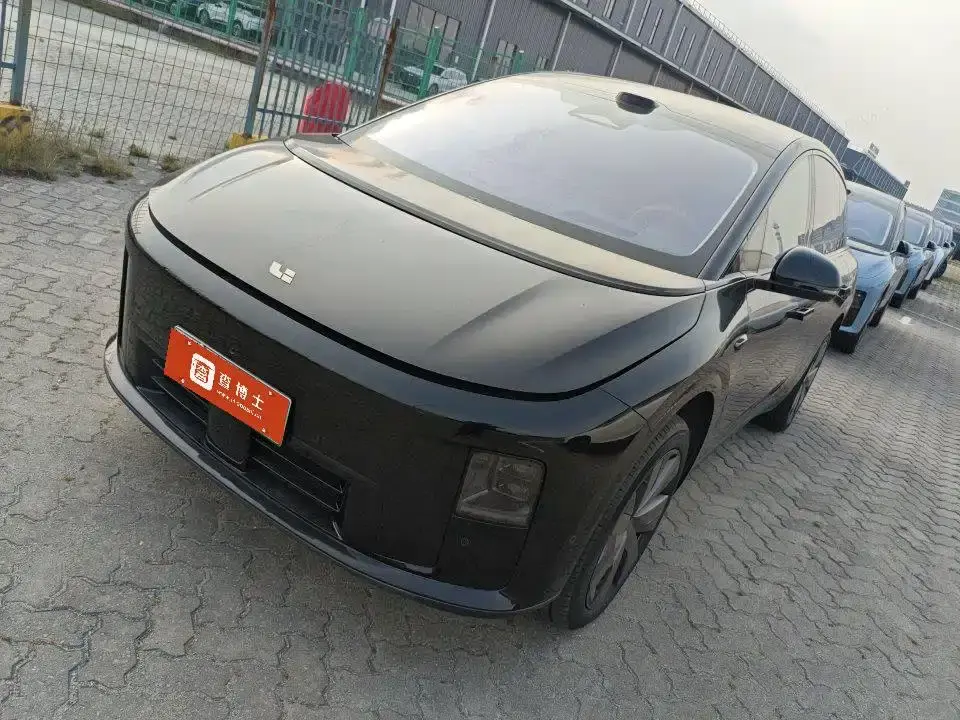 Li Auto Li i8 Standard Edition 2025