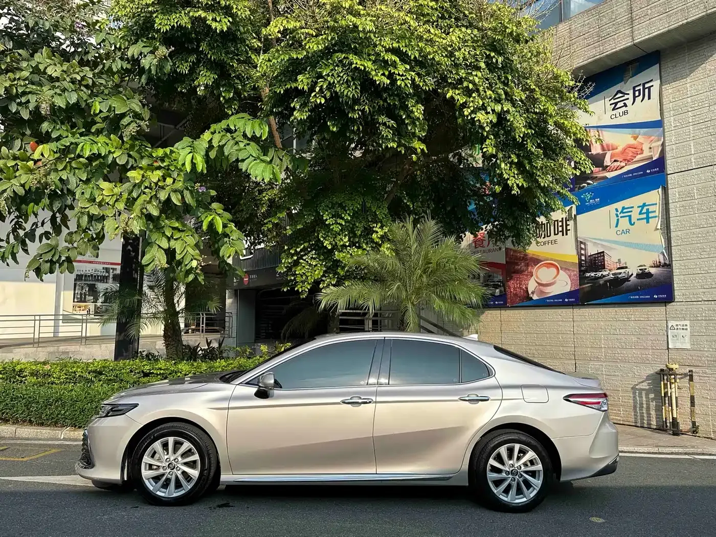Toyota Camry 2.0G Luxury Edition 2023 — фото 9