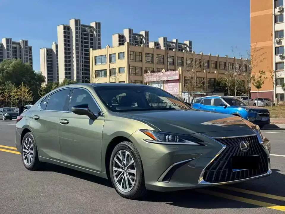 Lexus ES 300h Excellence Edition 2023