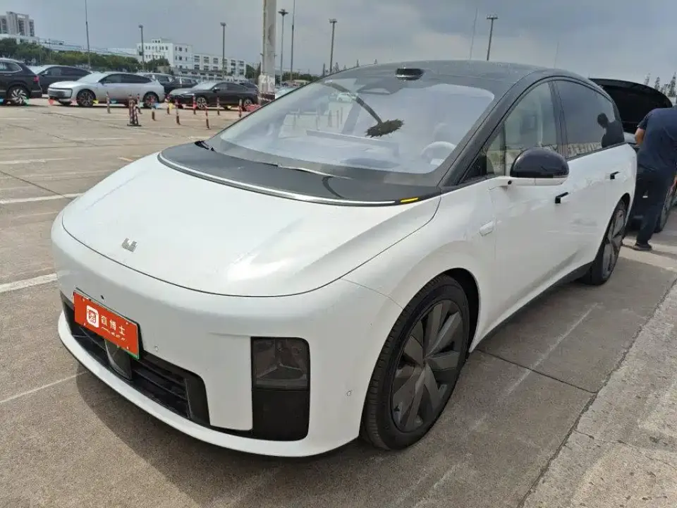 Li Auto Li i8 Standard Edition 2025