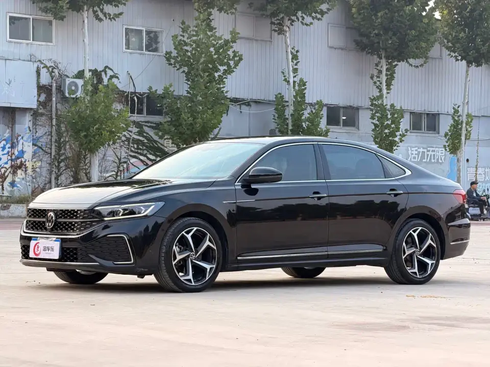 Volkswagen Passat 330TSI Starlight Luxury Edition 2022