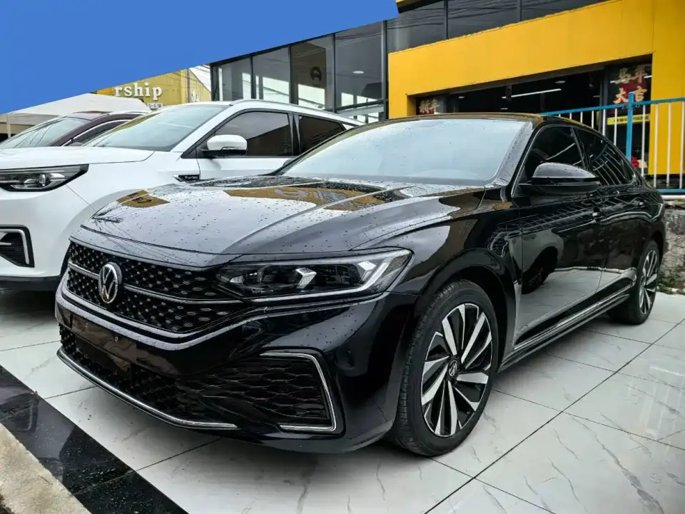 Volkswagen Passat 330TSI Starlight Luxury Edition 2022
