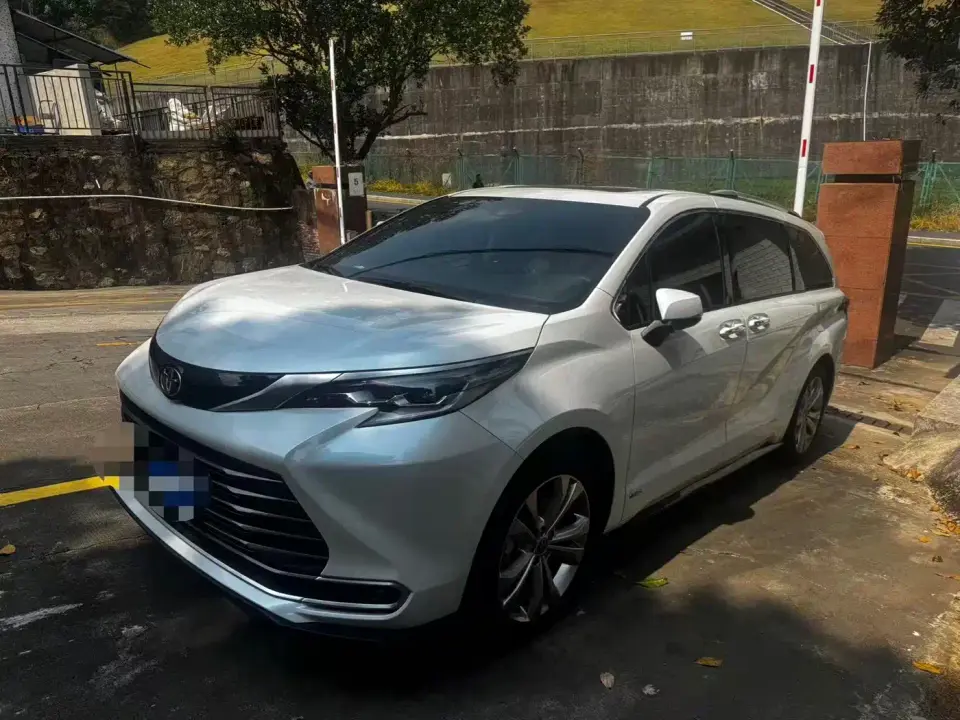 Toyota Sienna 2.5L Hybrid Premium Edition 2024