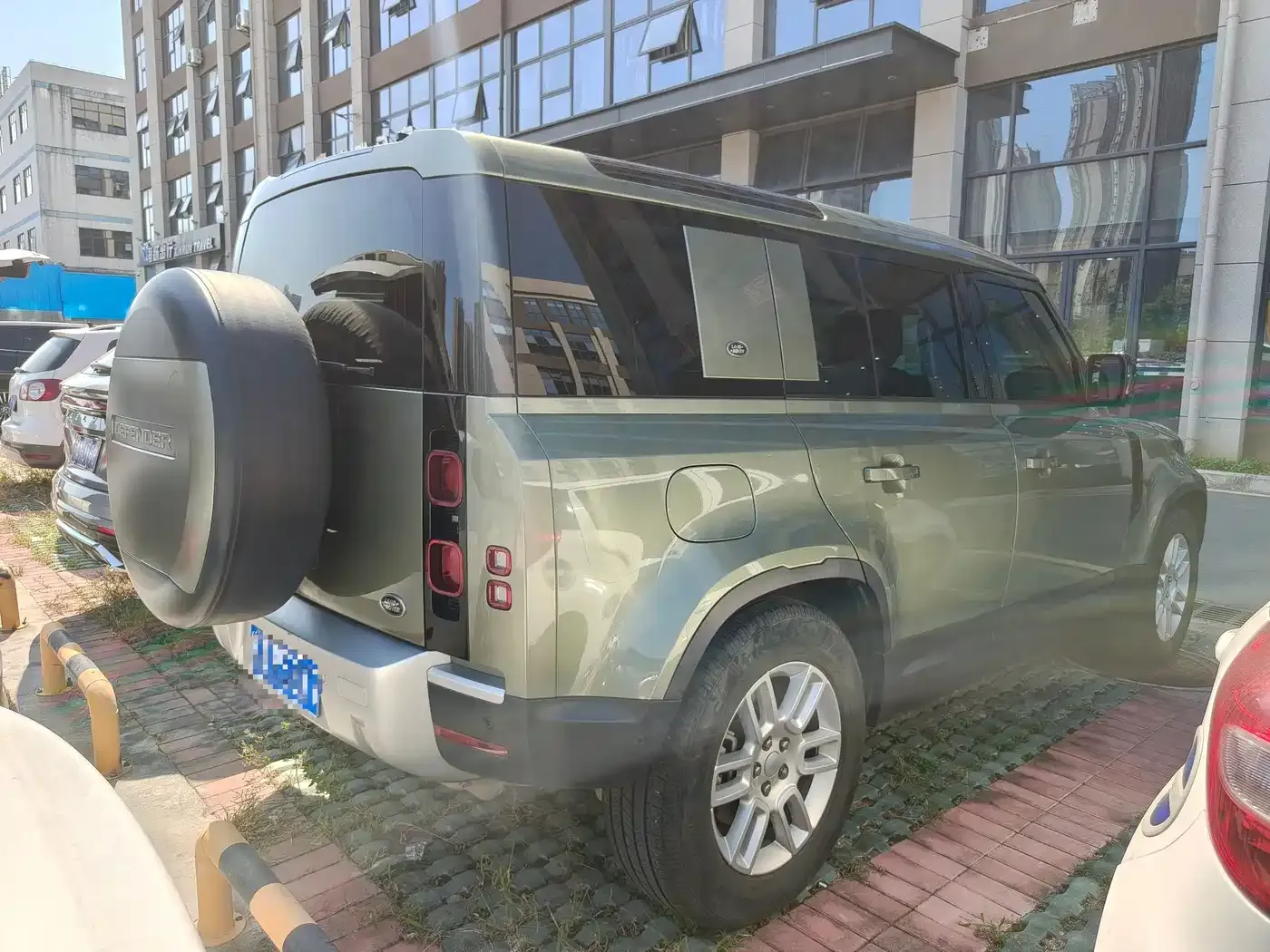 Land Rover Defender Model 110 P400 SE 2021 — фото 13