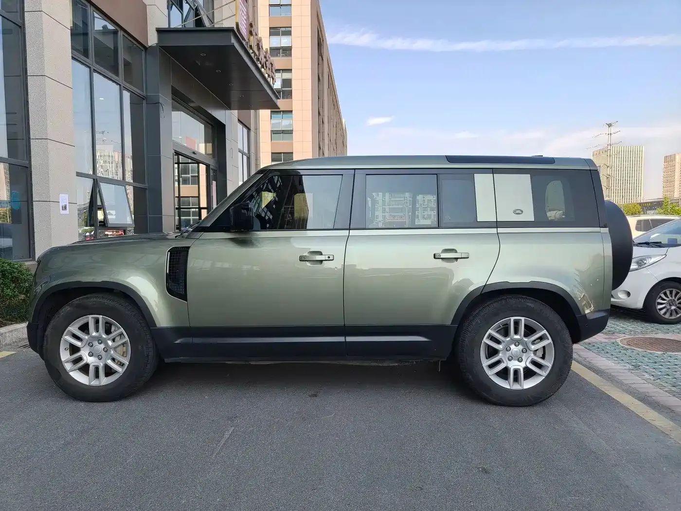 Land Rover Defender Model 110 P400 SE 2021 — фото 12