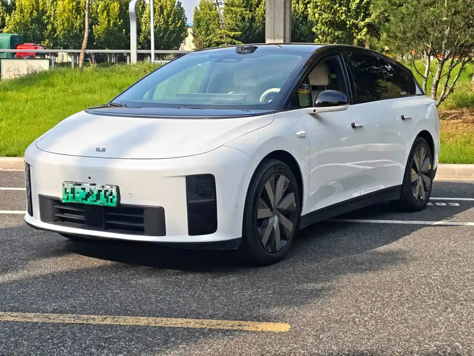 Li Auto i6 4WD Base Model 2025