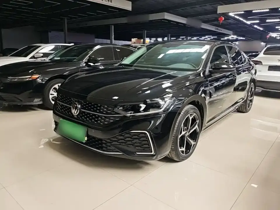 Volkswagen Passat Facelift 330TSI Starlight Elite Edition 2023